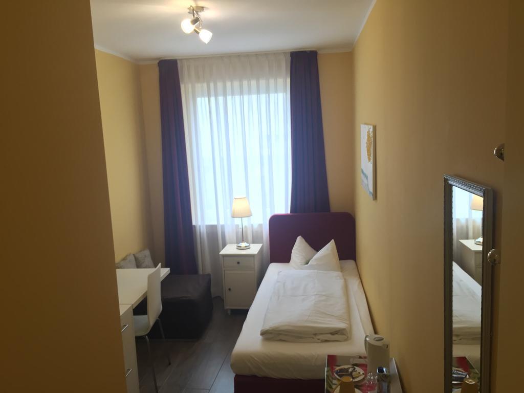Barcelona Bed & Breakfast Дюселдорф Стая снимка